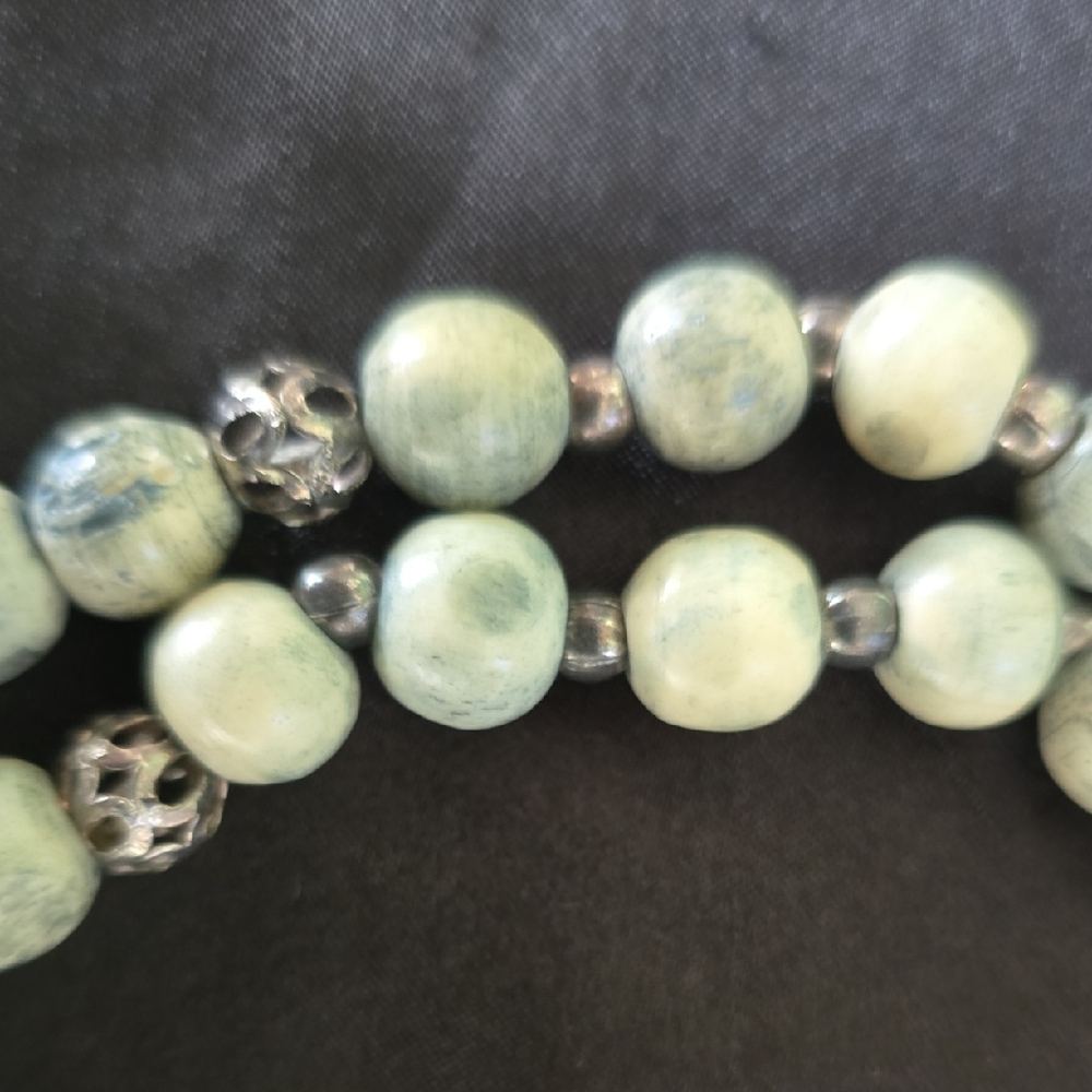 Chic Beaded Necklace in Green and Cream - Picture 2 of 4